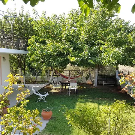 Enjoy The Garden By The Beach *