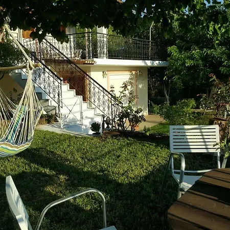 펜션 Enjoy The Garden By The Beach Mikrá Mandínia
