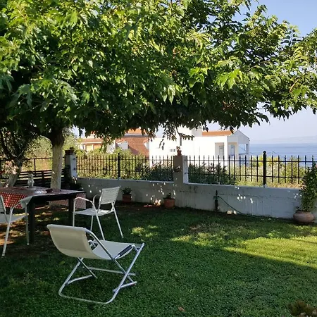Enjoy The Garden By The Beach