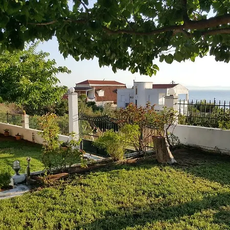 Enjoy The Garden By The Beach