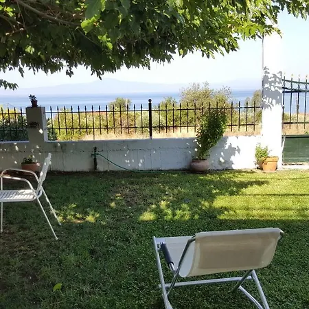 Enjoy The Garden By The Beach Mikrá Mandínia