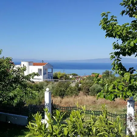 Enjoy The Garden By The Beach 펜션 Mikrá Mandínia