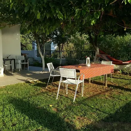 Enjoy The Garden By The Beach 펜션