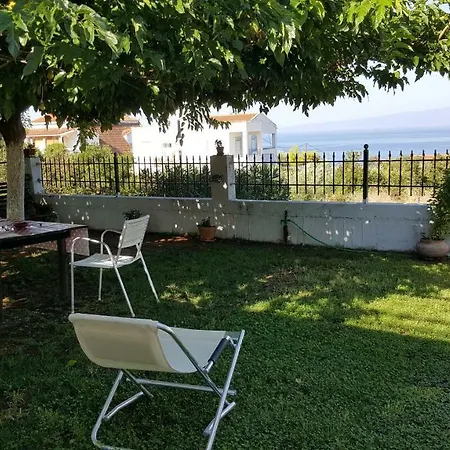 Enjoy The Garden By The Beach 펜션 Mikrá Mandínia
