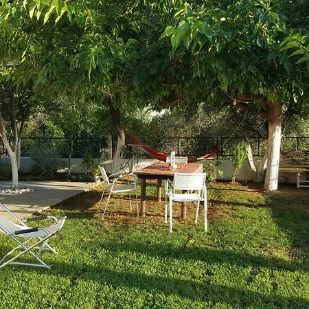 Enjoy The Garden By The Beach Mikrá Mandínia