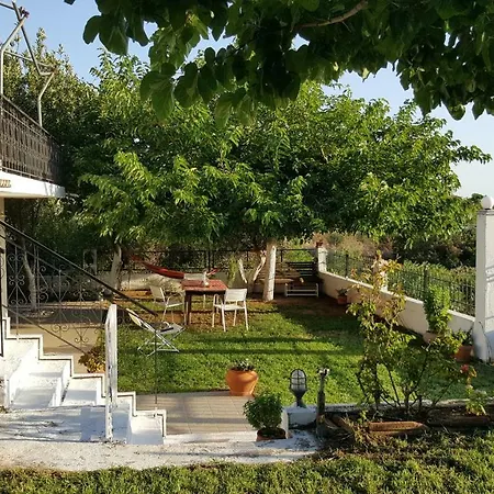 Enjoy The Garden By The Beach بيت للعطل