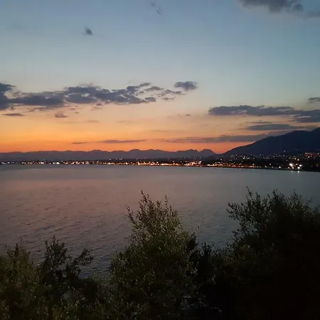 Enjoy The Garden By The Beach *